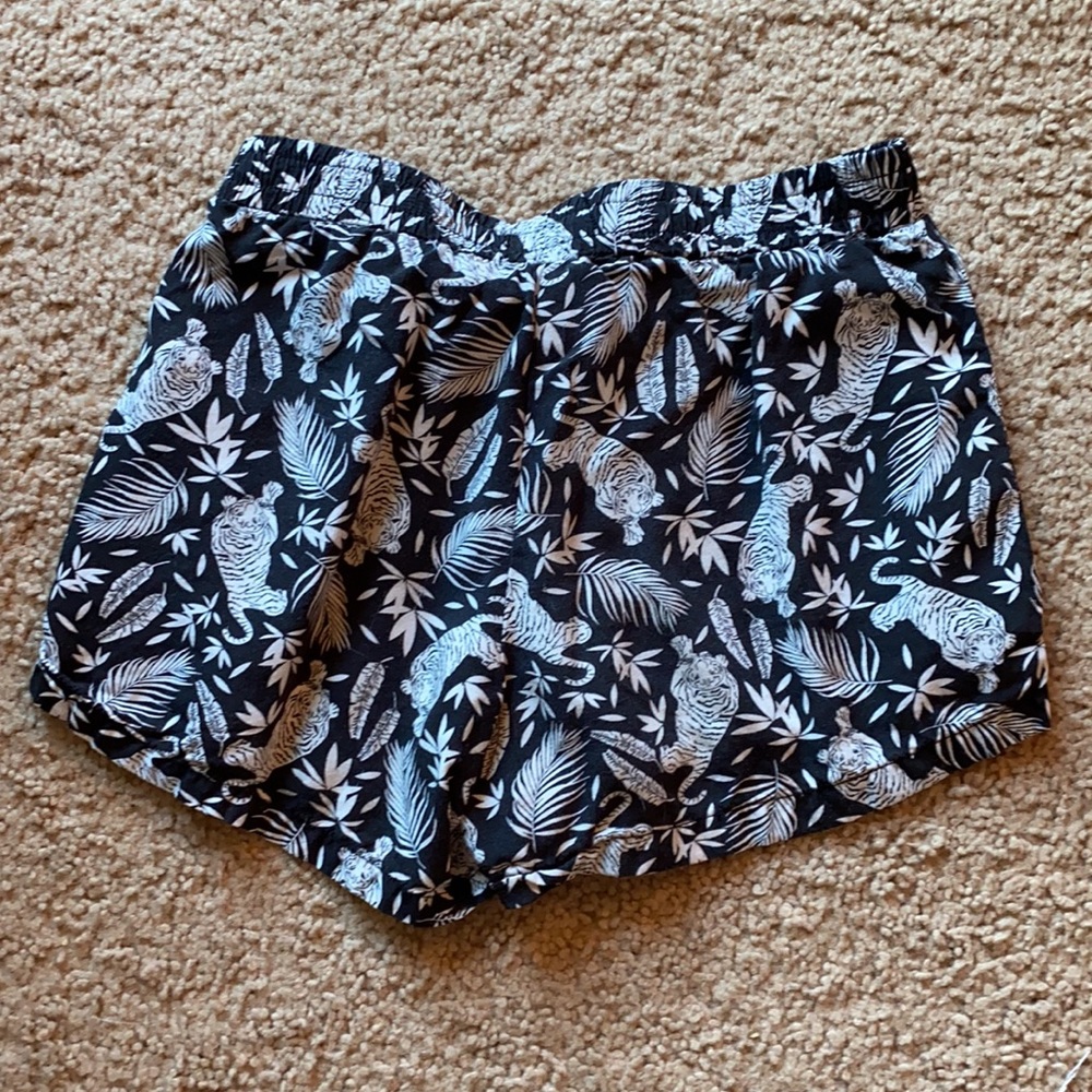 Girls Tiger Pattern Shorts - Picture 4 of 4